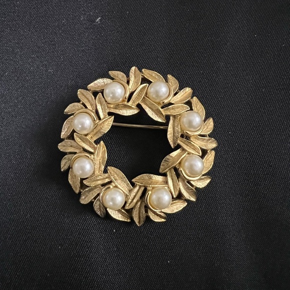 Avon Jewelry - Vintage 1970s Costume Jewelry Avon Faux Pearl And Gold Leaves Wreath Brooch